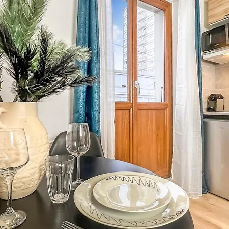 Homey Blue - Petit Studio - Proche Tram - Proche Frontiere - Wifi - Confortable *